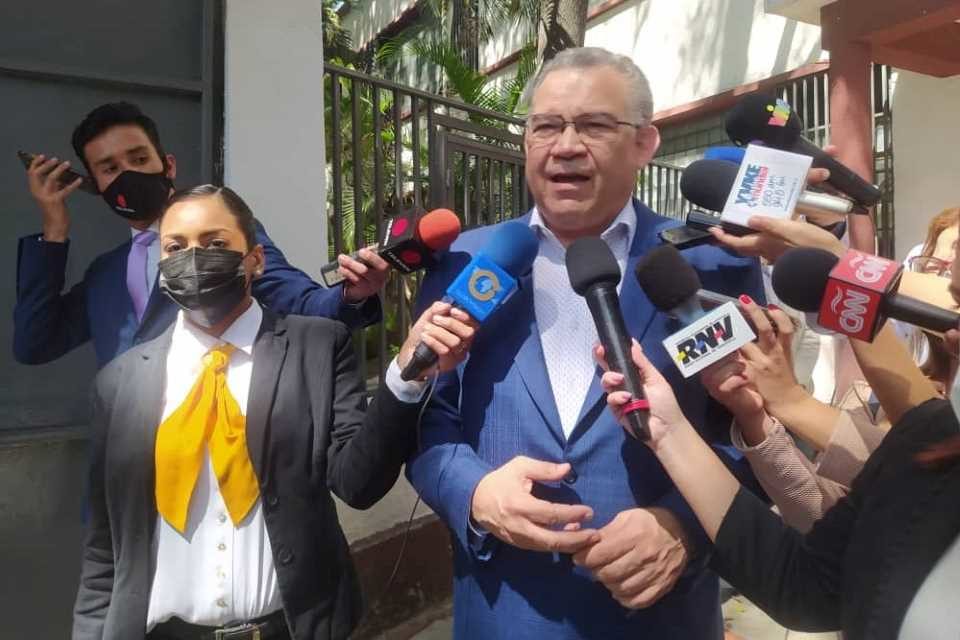 Enrique Márquez CNE Santiago de León Elecciones 21N Foto de Luna Benítez elecciones
