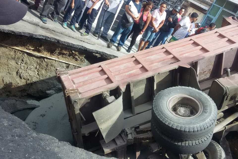 Botes de agua desatendidos detonan aparición de megahuecos en estructura vial del país