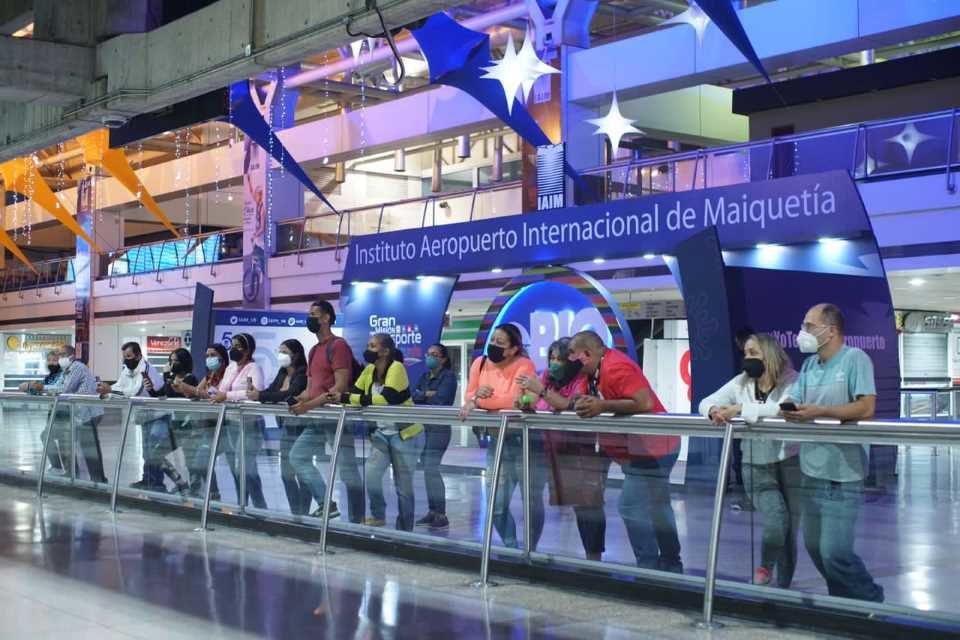 Dgcim mantiene detenida a exempleada del Pollo Carvajal según versión de diario ABC
