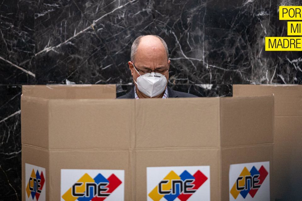 Pedro Calzadilla votando CNE elecciones Por Mi Madre concejales