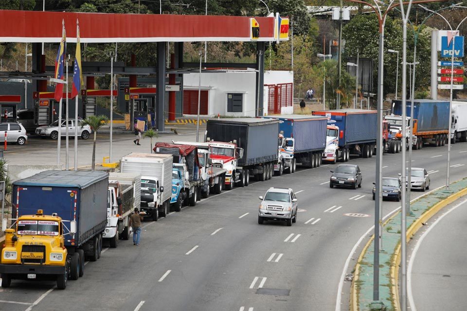 Transportistas de carga surtiendo diésel