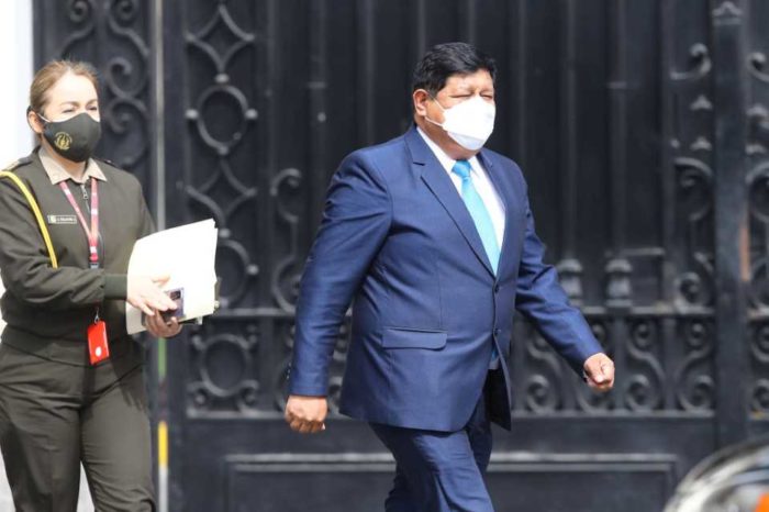 Ministro de Defensa de Perú renunció "irrevocablemente" tras polémica por abuso de autoridad