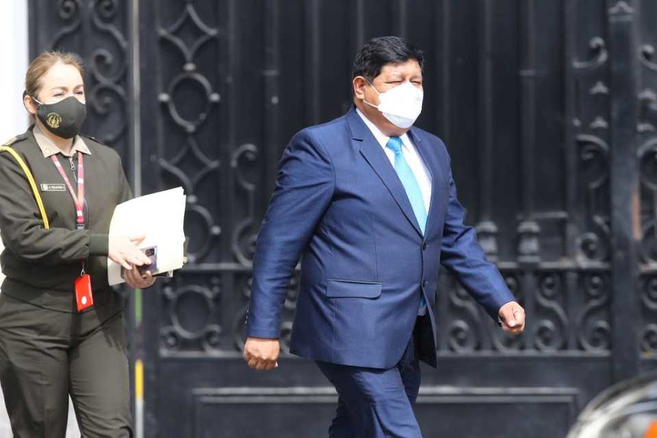 Ministro de Defensa de Perú renunció "irrevocablemente" tras polémica por abuso de autoridad