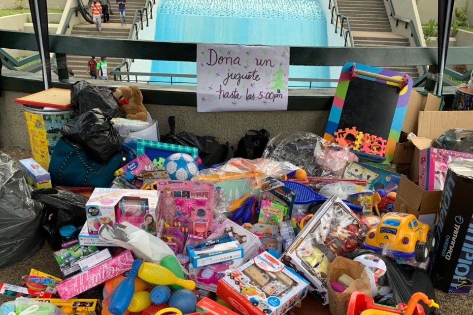 un juguete una buena noticia VOA Navidad periodistas