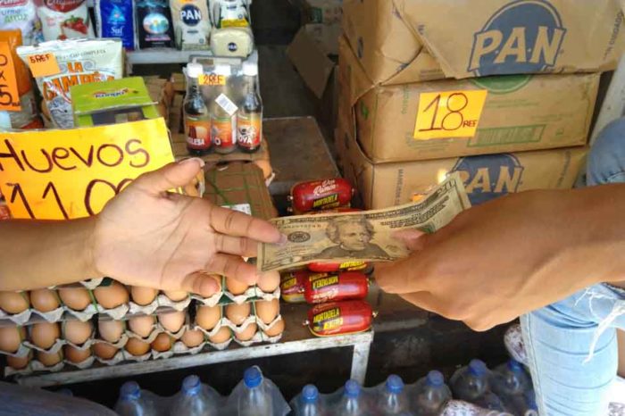 economía Dinero bolsillo gente compras caracas