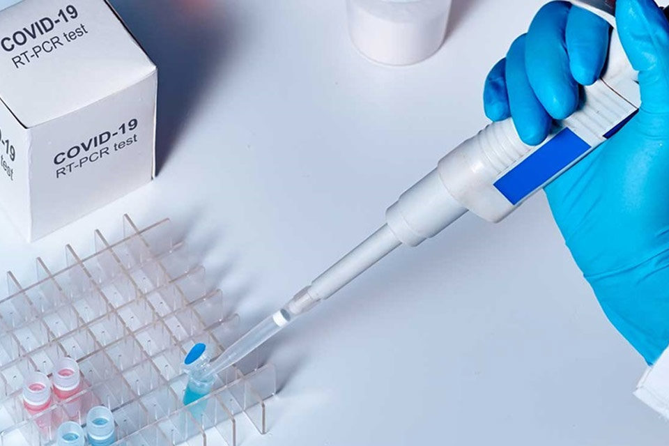 variante omicron de la covid-19 sería menos peligrosa