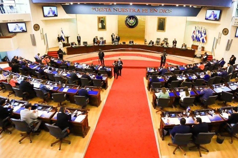 El Salvador agentes encubiertos digitales