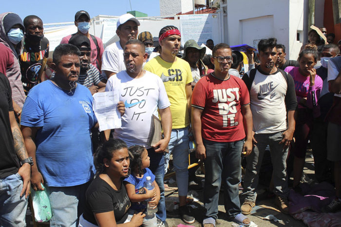 Migrantes se cosieron la boca