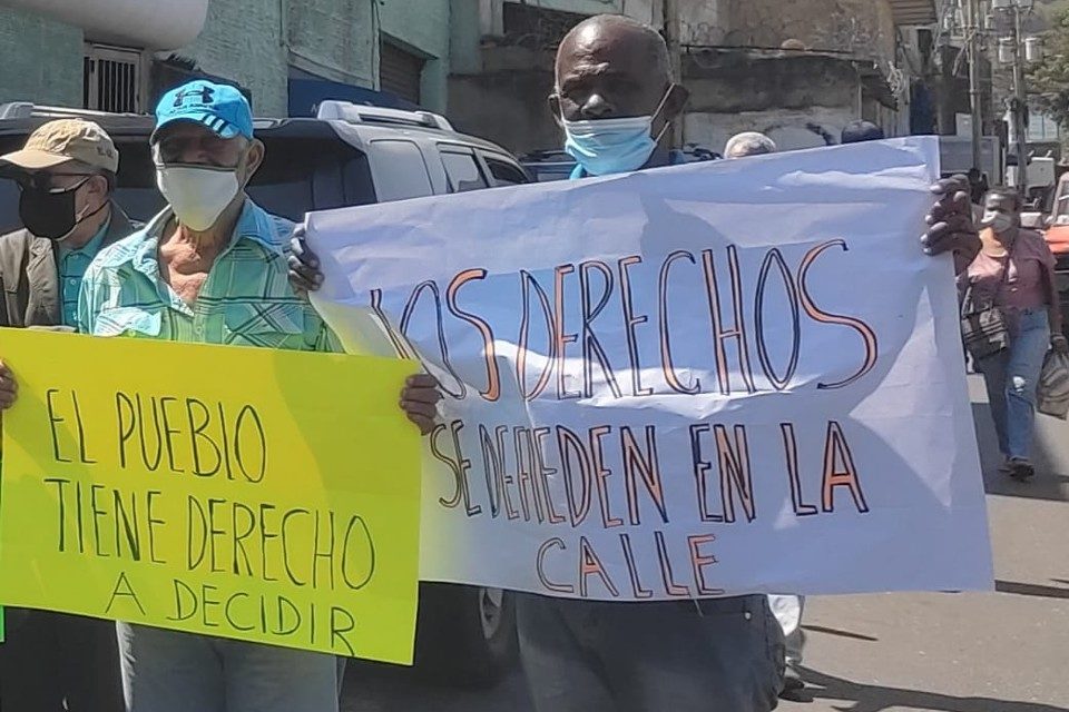 personas tercera edad arrestados Vargas