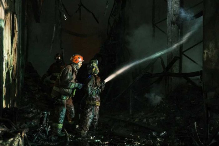 Bomberos hacen mil maniobras para poder dar la cara ante las emergencias