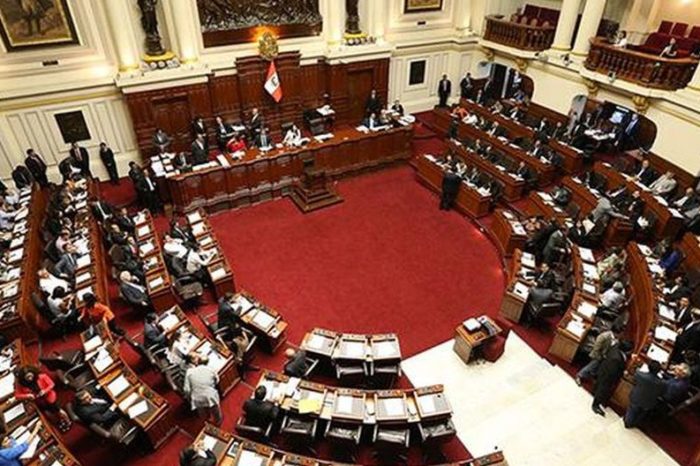 El Estado Botín: del bloqueo de poderes al colapso estatal en el Perú