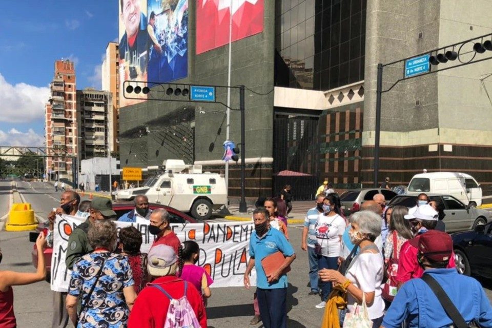 Pensionados jubilados protestando VOA