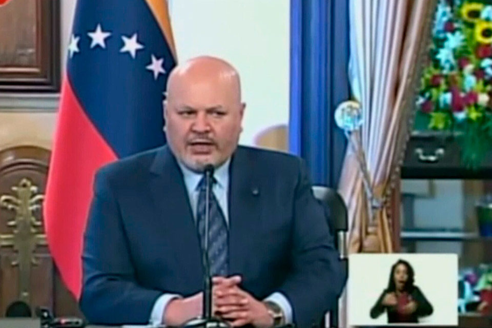 ¿Maduro cambia o se acicala?
