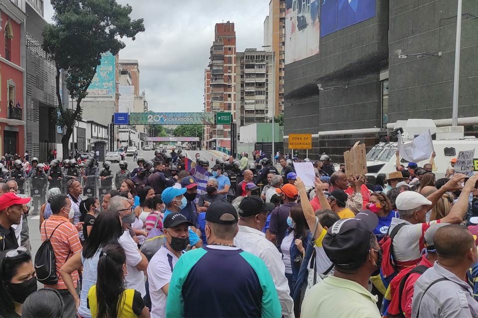 Protesta de trabajadores por tablas salariales