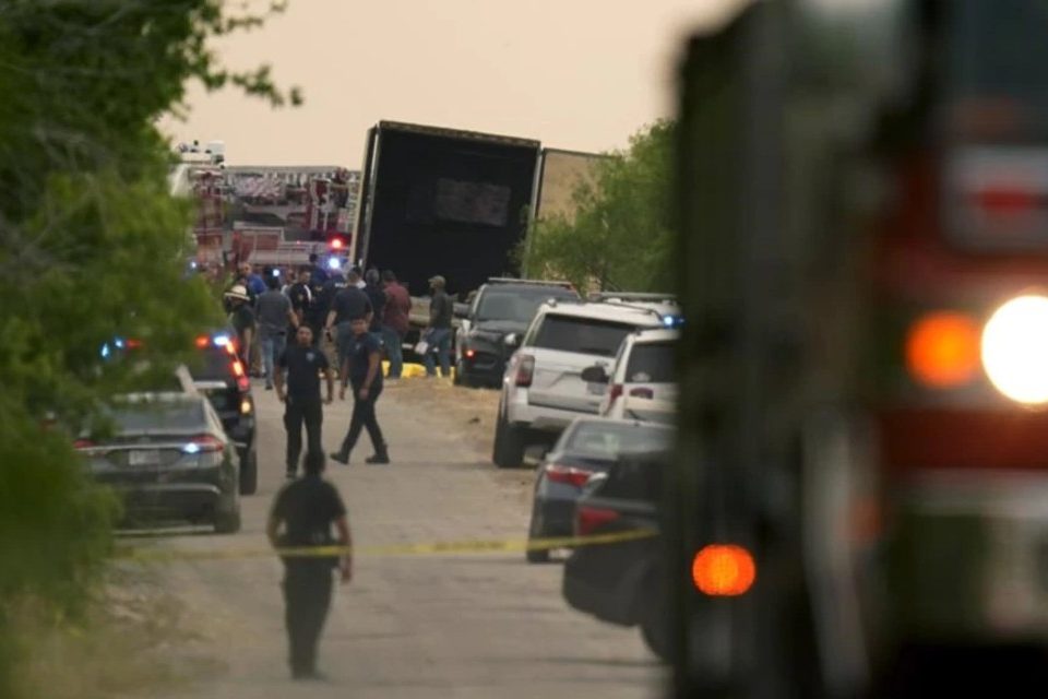 Camion migrantes Texas VOA AP EEUU Guatemala