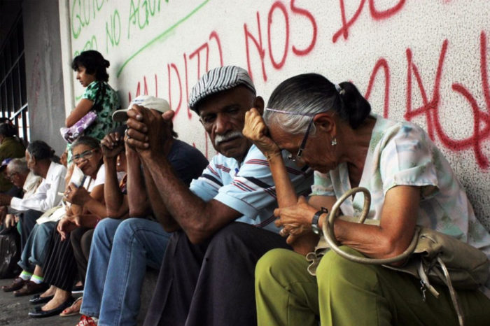 Jubilados esperan su bono de Bs 10.000 pensión prestaciones