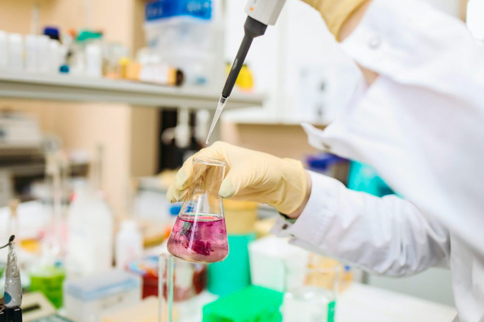 Los científicos pueden ayudar a reconstruir confianza en la ciencia