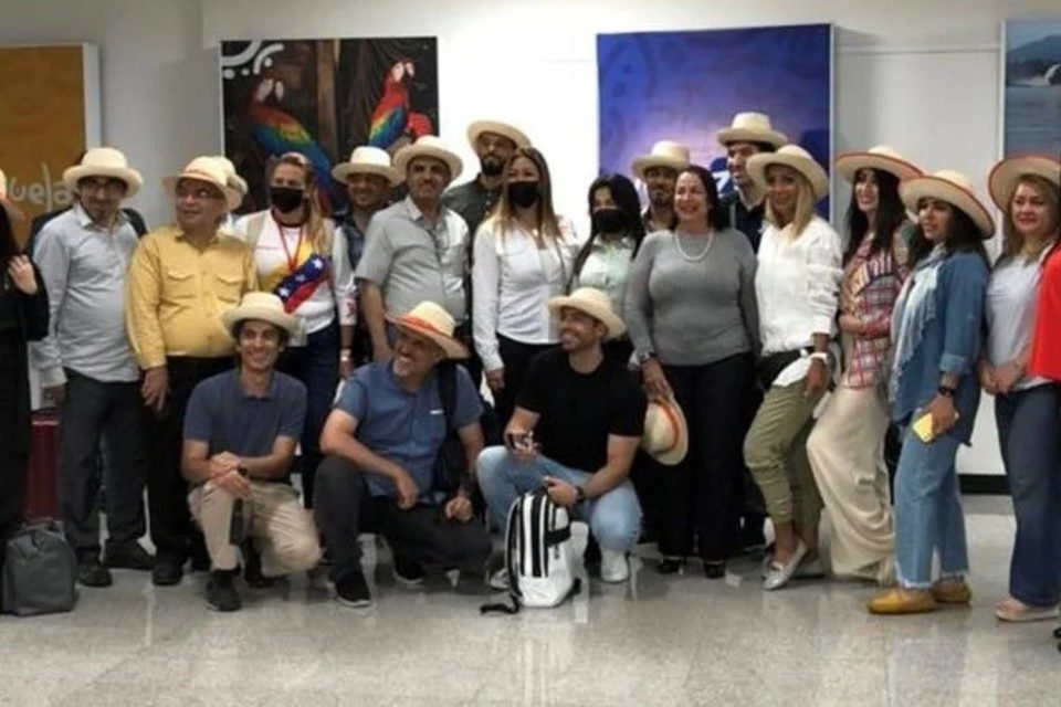 operadores-turisticos-e-influencers-iranies El Clarin