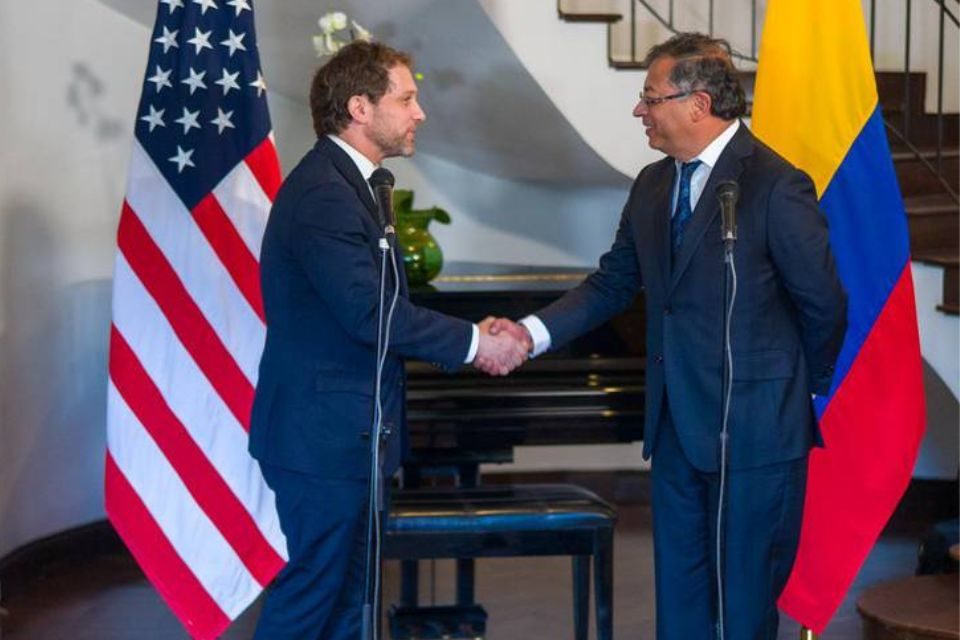 John Finer EEUU - Gustavo Petro ,Colombia