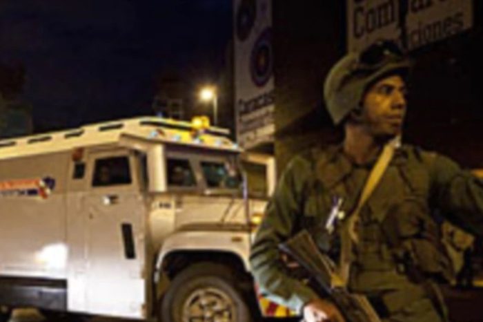 Oro soldado camion blindado VOA
