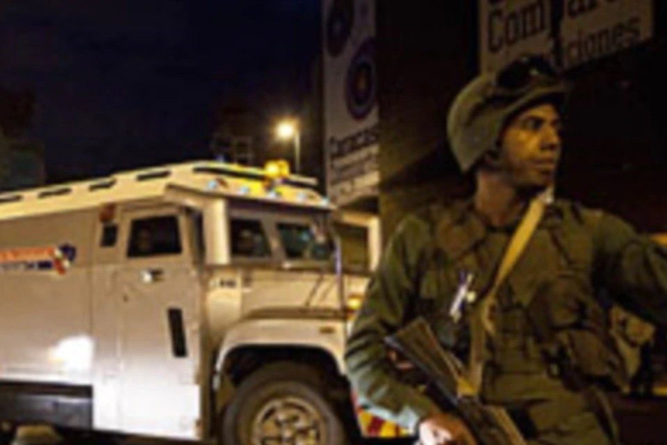 Oro soldado camion blindado VOA