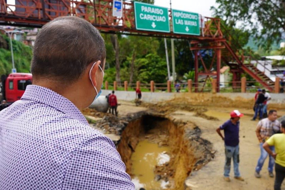 Ramon Velasquez espaldas carretera panamericana