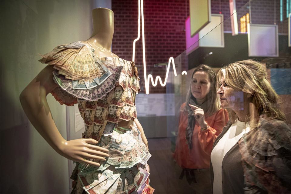Vestido de la Hiperinflación con bolívares devaluados