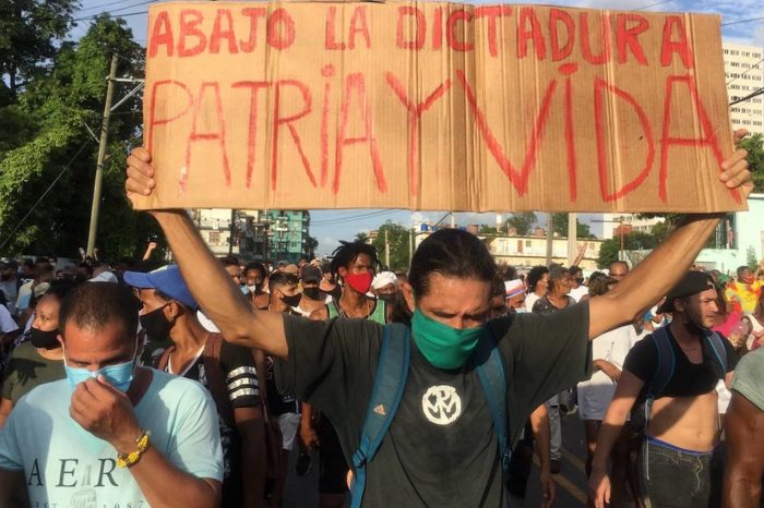 ¡Abajo la dictadura!