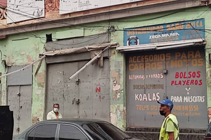 Comercios cerrados por subida del dólar