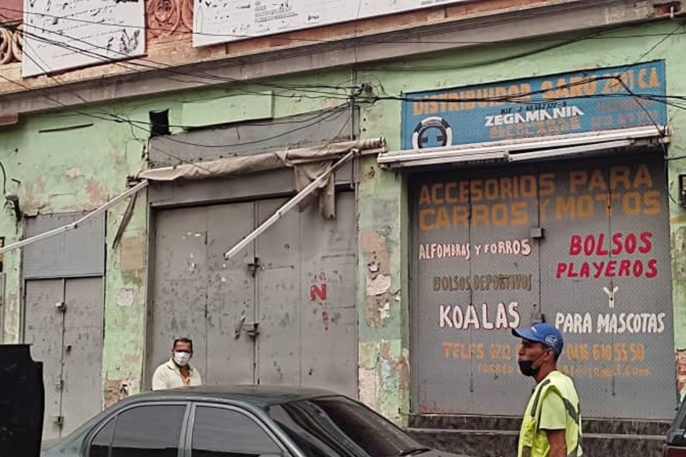 Comercios cerrados por subida del dólar