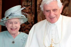Reina Isabel II junto al Papa Benedicto XVI