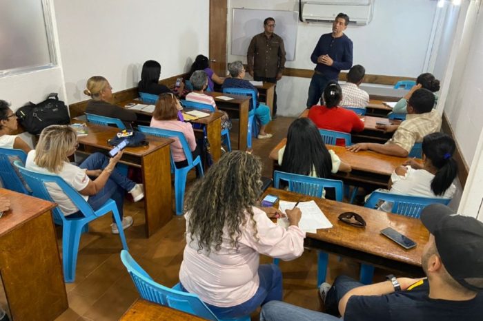 Carlos Ocariz escuela clase