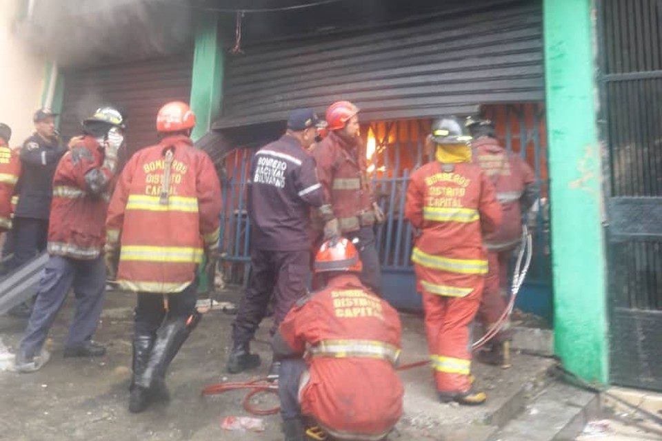 Incendio avenida Baralt bomberos de caracas