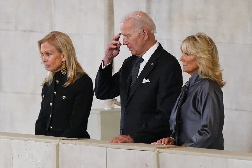 Joe Biden Jill Biden EEUU Westminster reina Isabel II