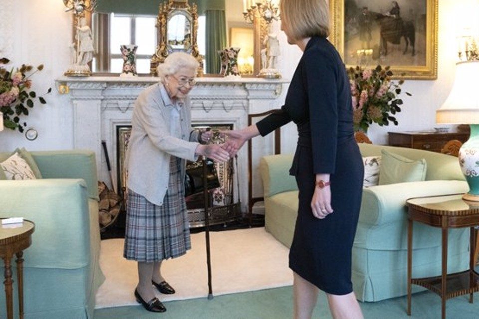 Liz Truss reina Isabel II