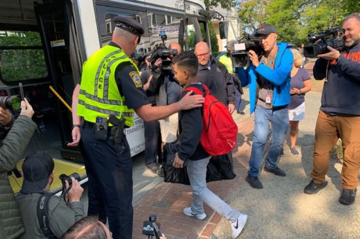 Migrantes venezolanos auxiliados por el jefe de policía de Edgartown Massachusetts, Bruce R. McNamee Martha's Vineyard