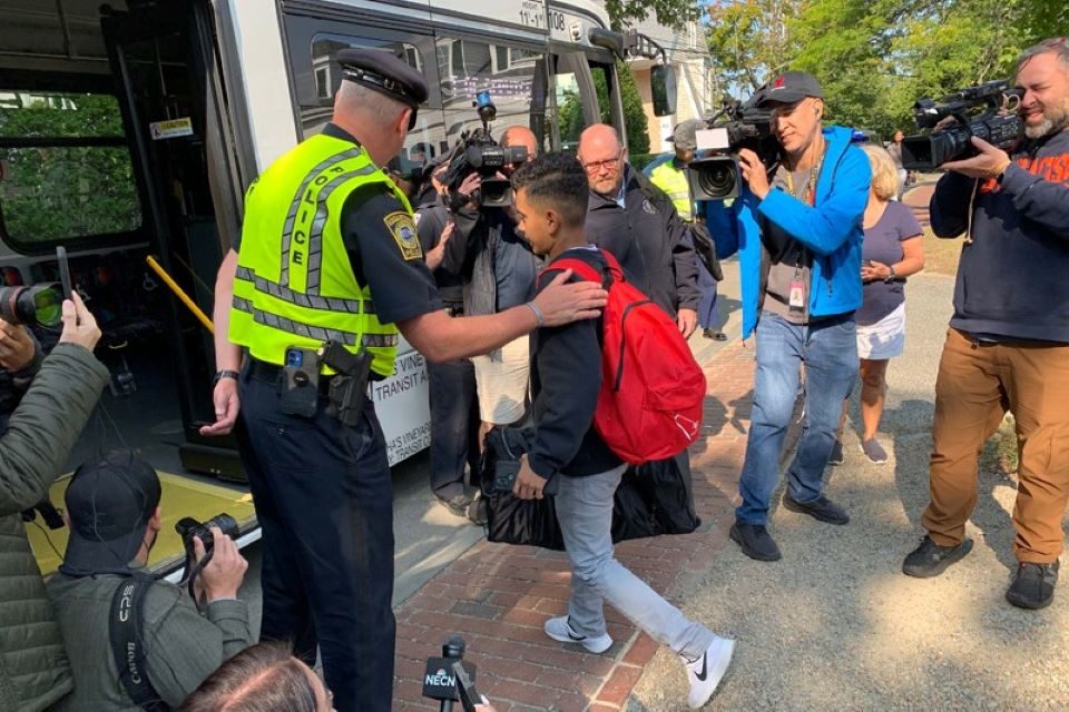 Migrantes venezolanos auxiliados por el jefe de policía de Edgartown Massachusetts, Bruce R. McNamee Martha's Vineyard