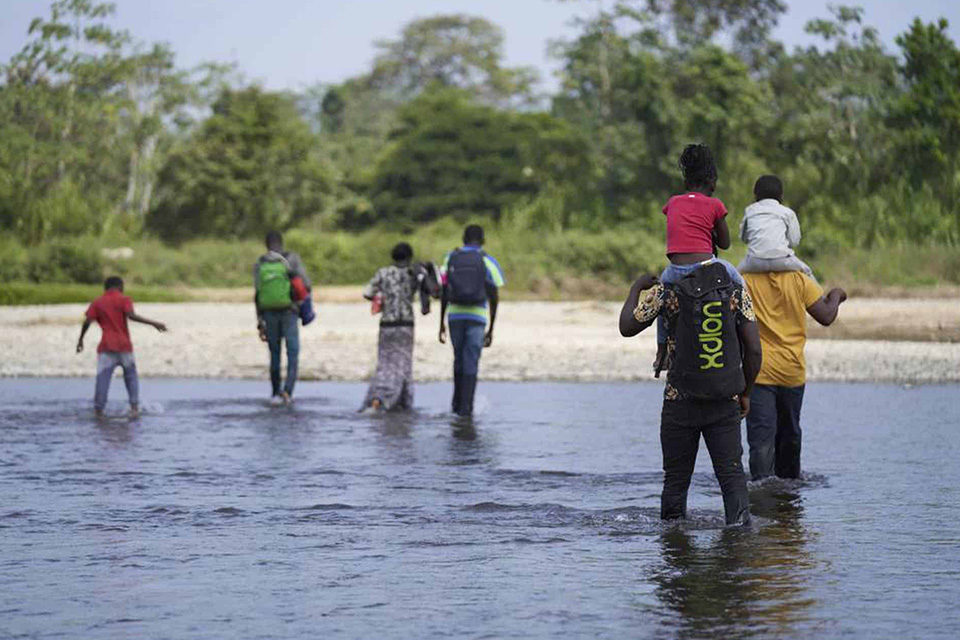 Niños por la selva del Darién