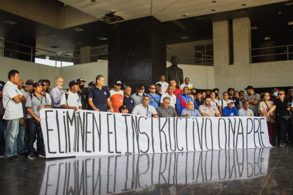 Detrás de las nubes el sol protestas gremios