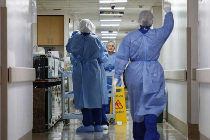 enfermeras médicos covid-19 clínica