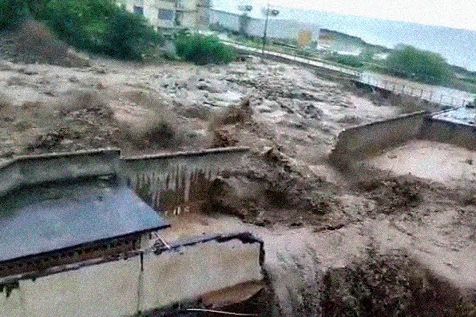 Desbordamiento de ríos en Vargas
