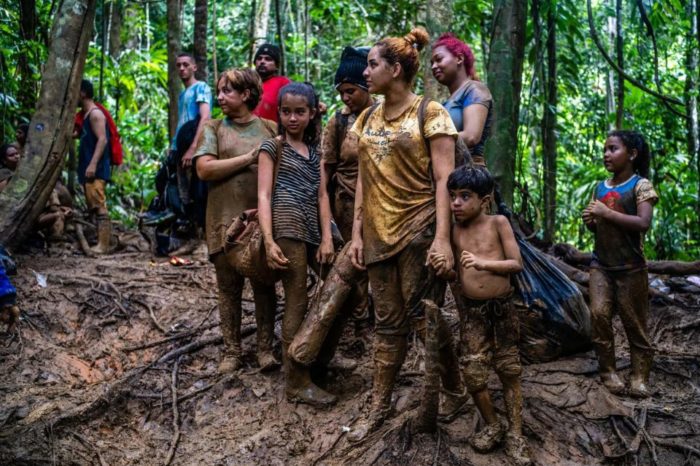 Venezolanos por el Darién - frontera