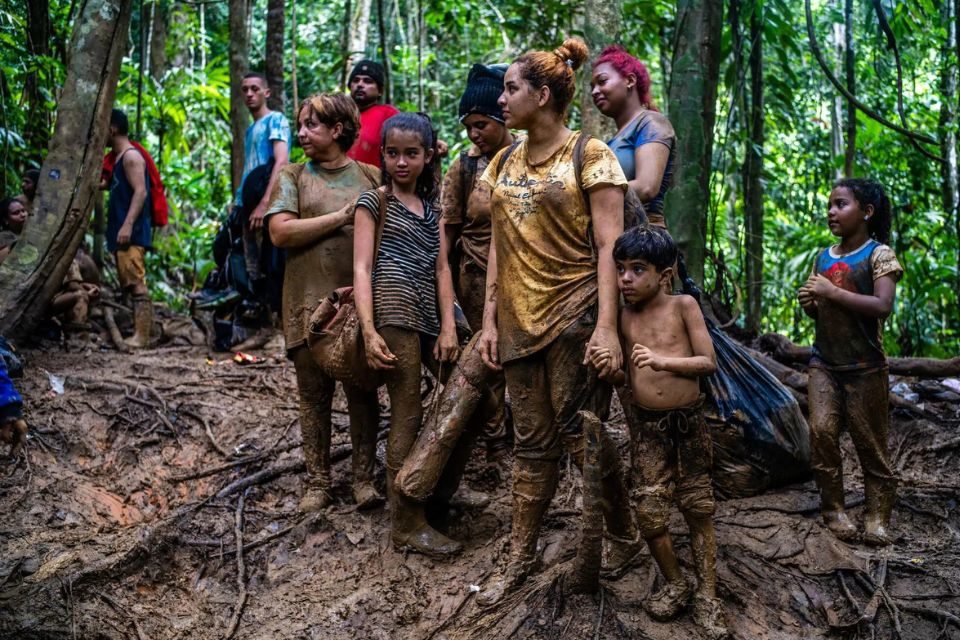 Venezolanos por el Darién - frontera