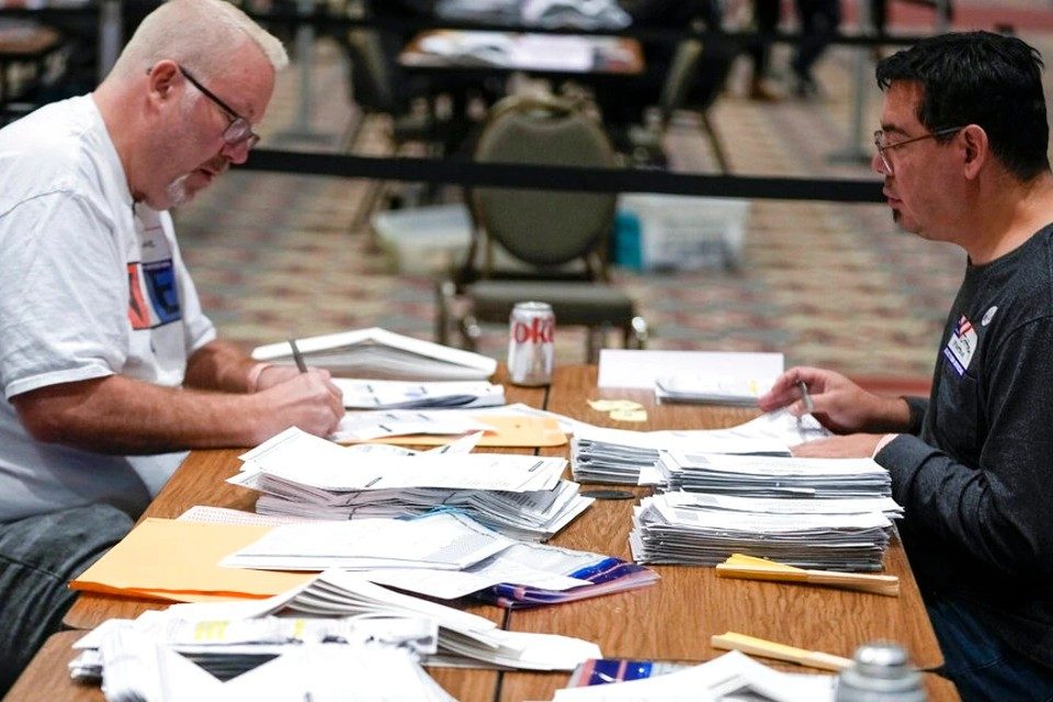 Elecciones intermedias EEUU resultados voto manual