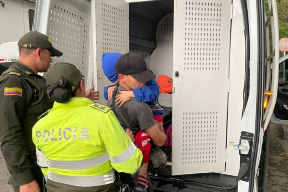 Policia Colombia niños mendigos venezolanos Cambio