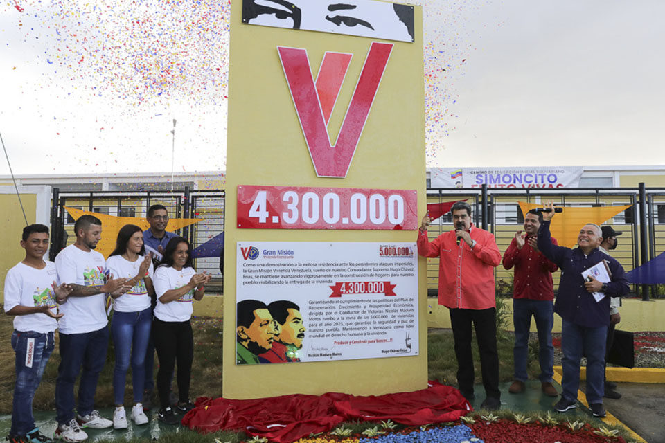 Nicolás Maduro entrega viviendas