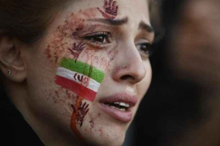 Mujer bandera irán cara