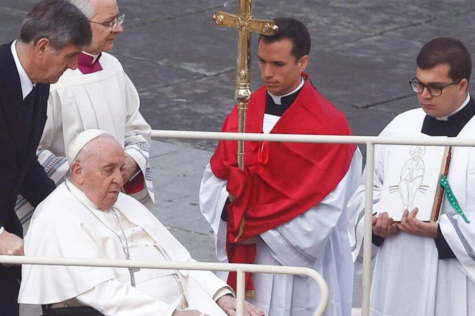papa francisco funeral benedicto xvi