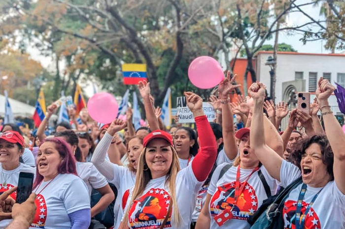 Día de la Mujer Marcha mujeres oficialistas mujeres