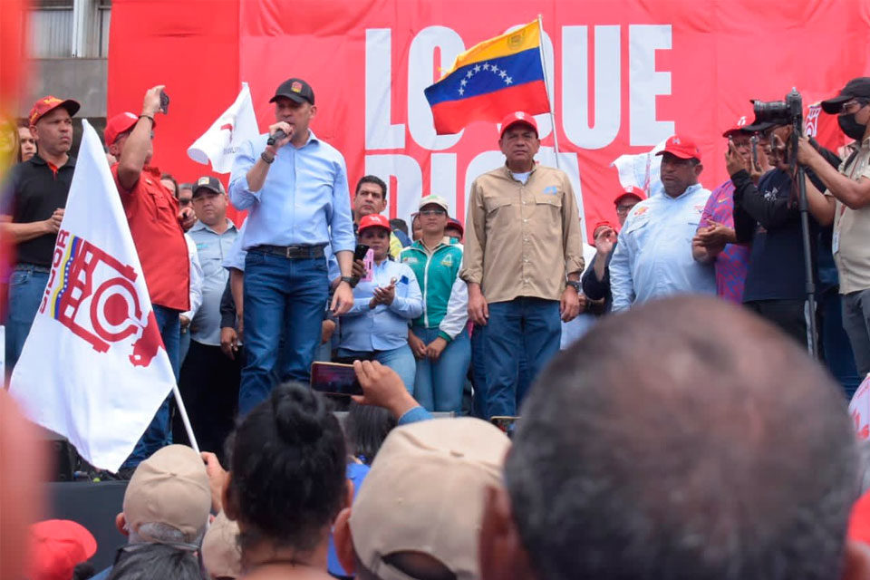 Hipólito Abreu con trabajadores de la CVG